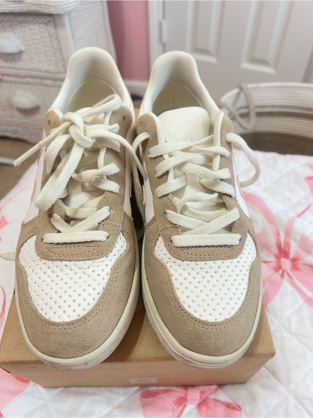 Veja Women’s V-10 Sneakers In White, Beige & Pink Size 7 — image 7 of 7